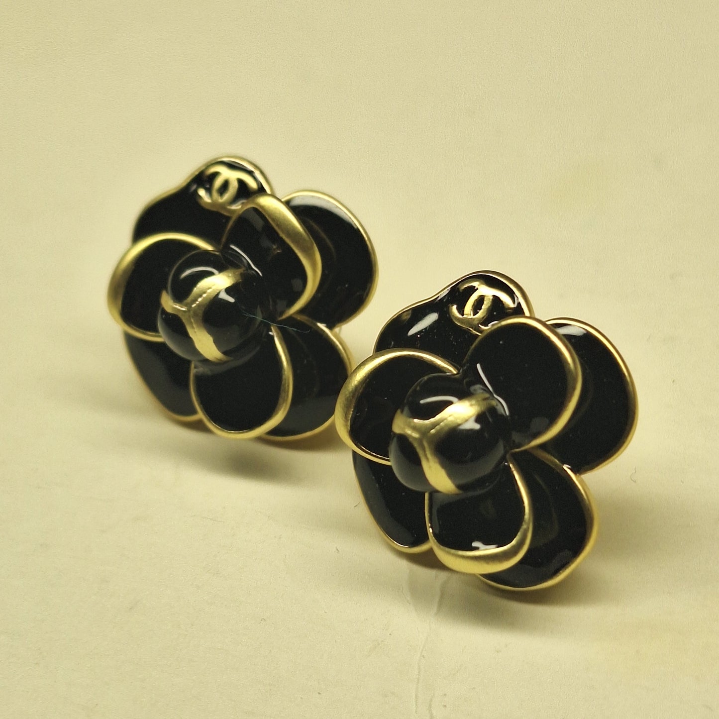 Earrings gold, black enemal, stamped. 20 mm