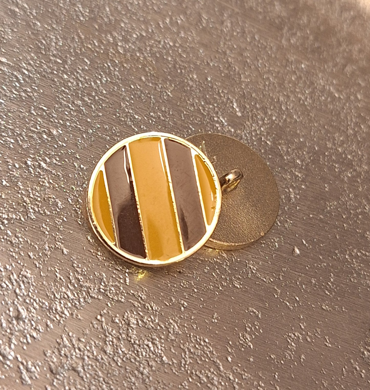 Buttons gold, brown, yellow. 18 mm - 1 pieces