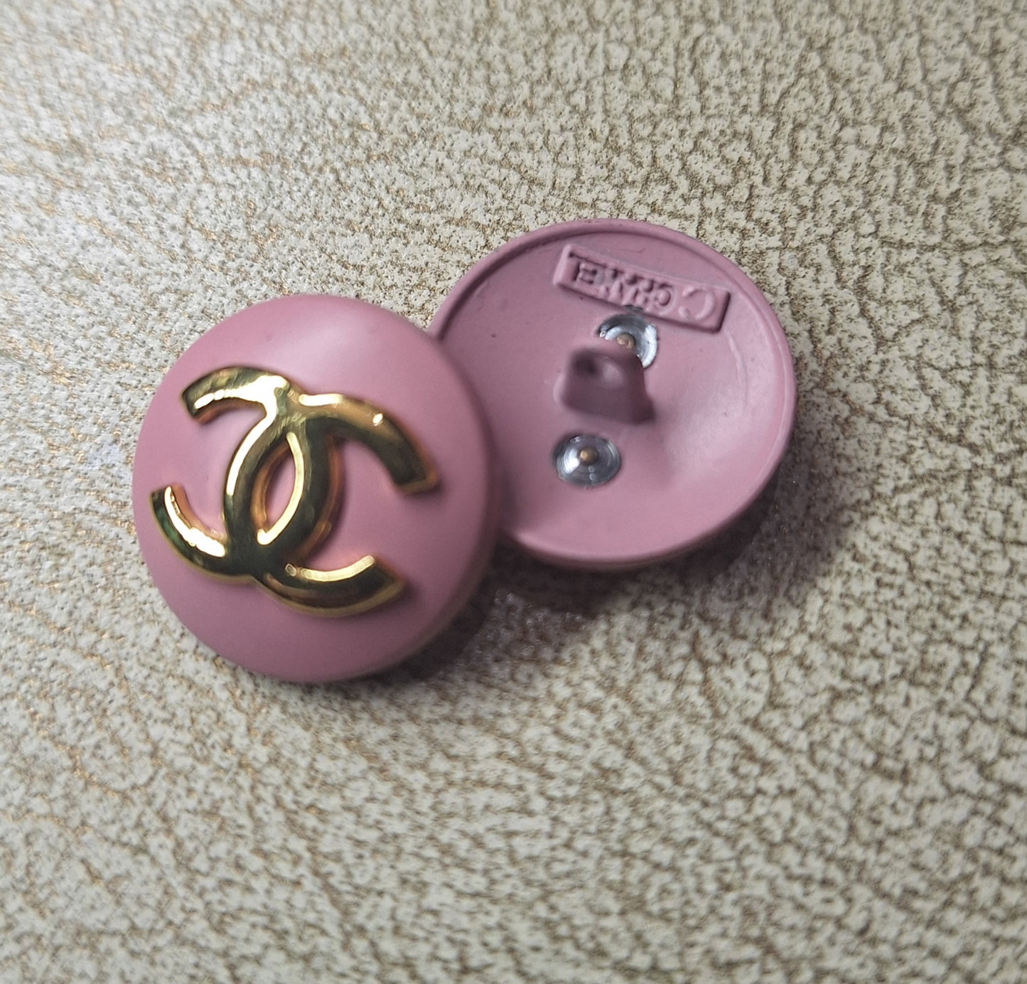 1 buttons metal pink & gold 20 mm