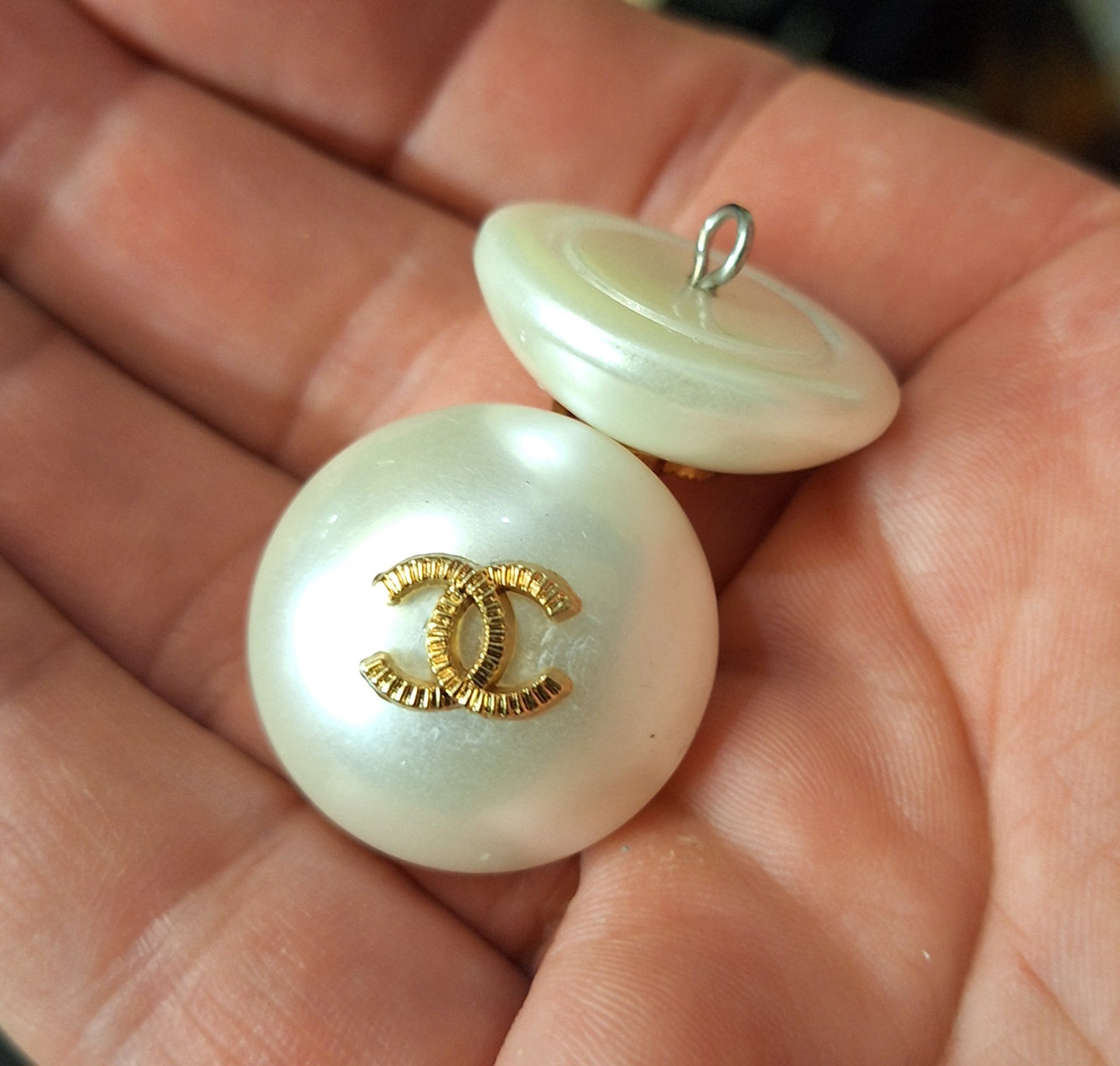 Buttons white & logo gold. 25 mm