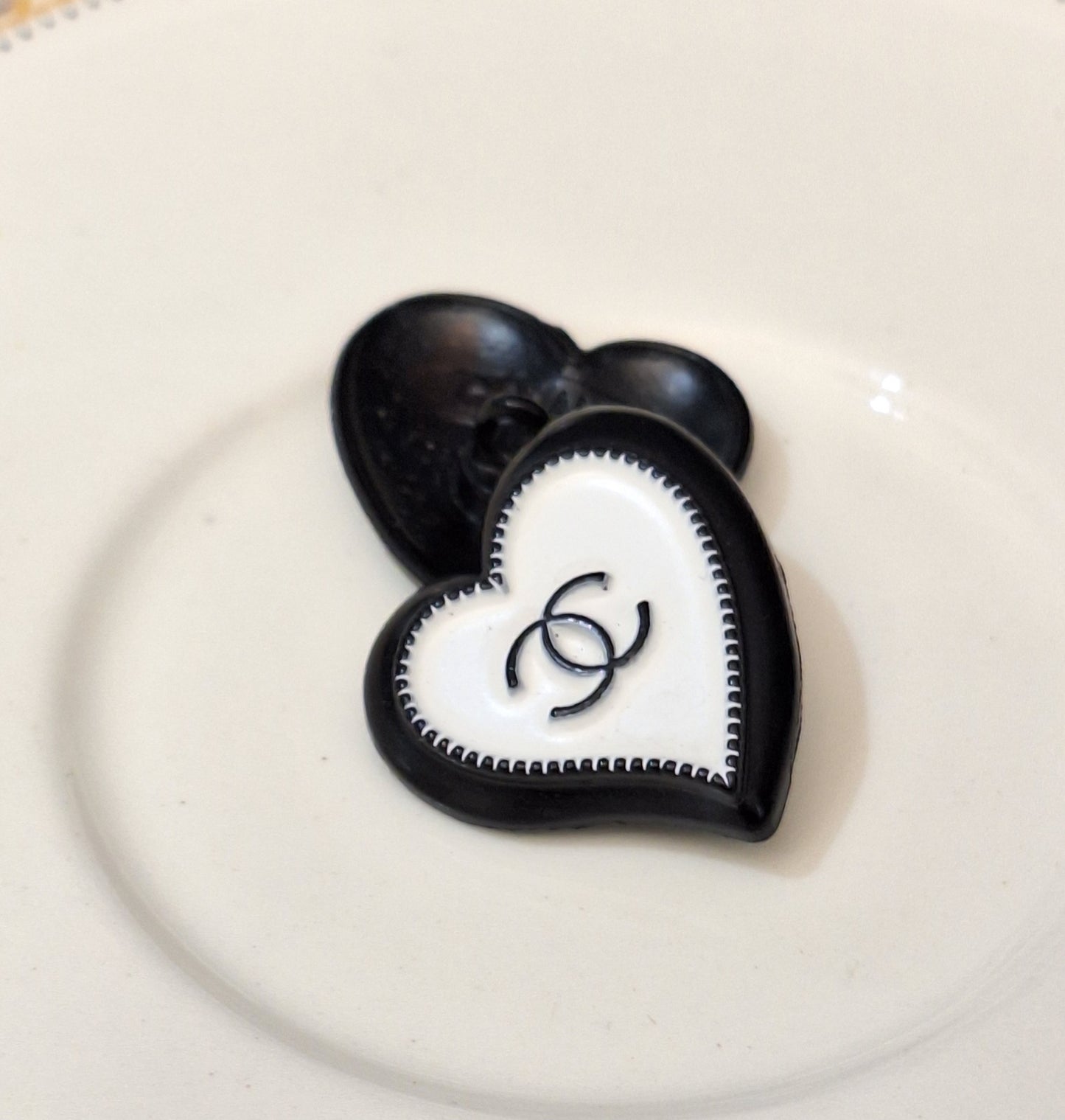 Buttons black & white . 1 pieces. 23/21 mm