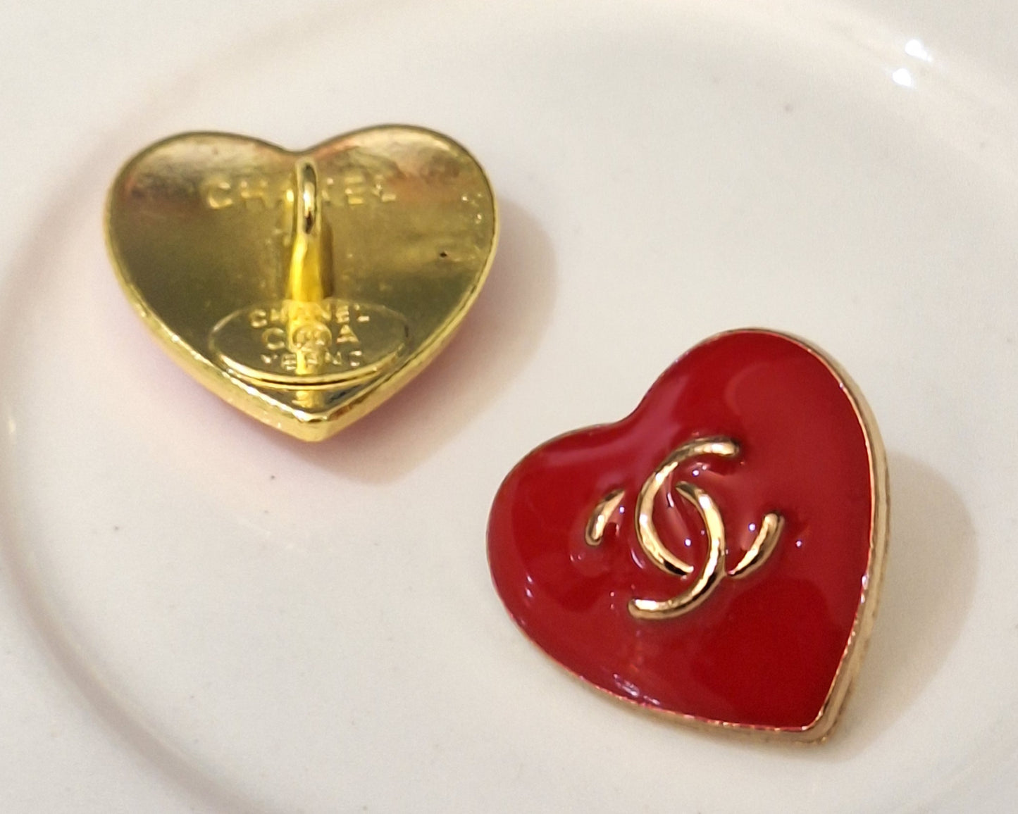 Buttons stamped. Gold & red. 16 mm