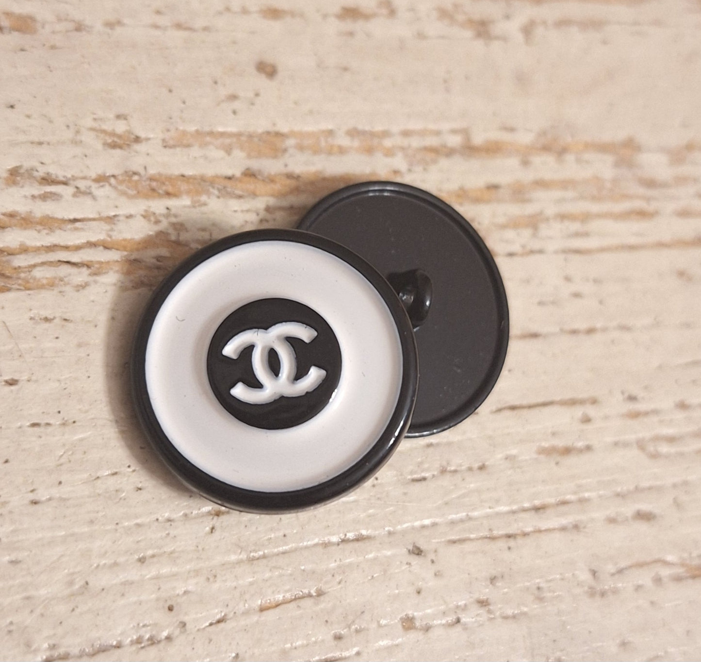 Buttons black & white. 21 mm