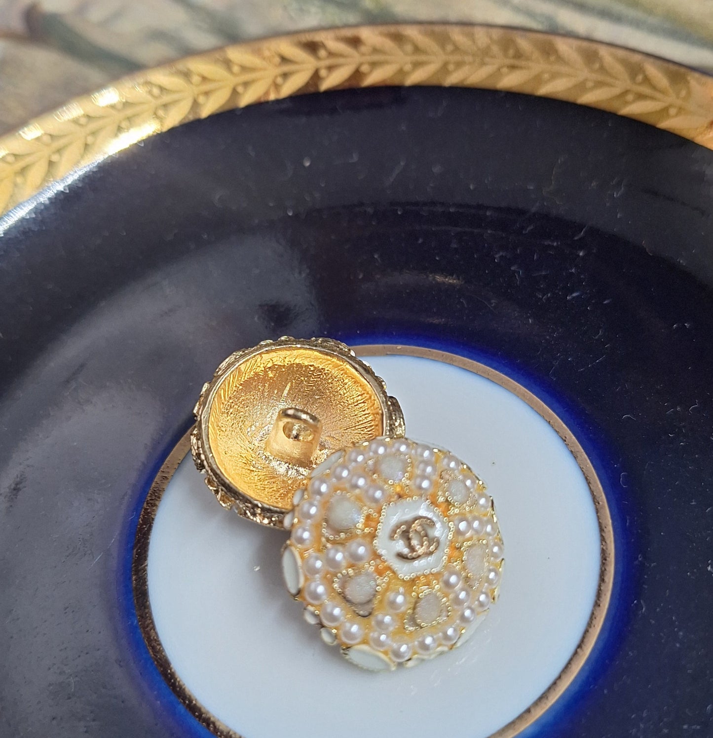 Buttons 1 pieces - gold, pearls & white enemal. 23 mm