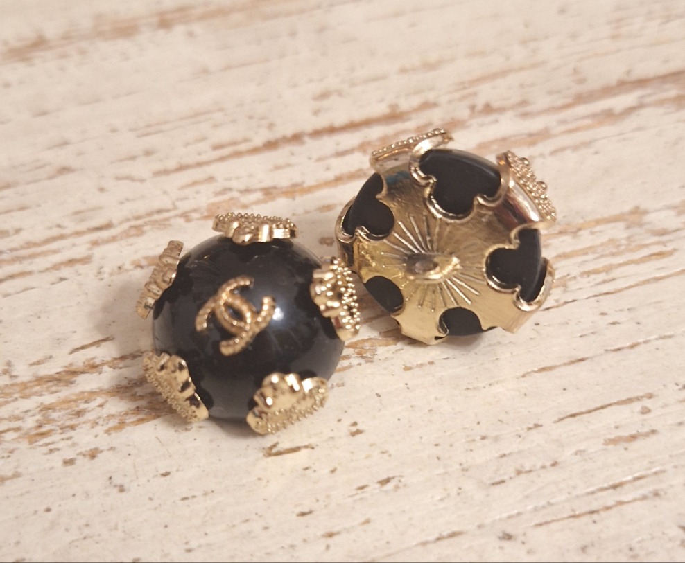 Buttons nlack & gold. 23 mm