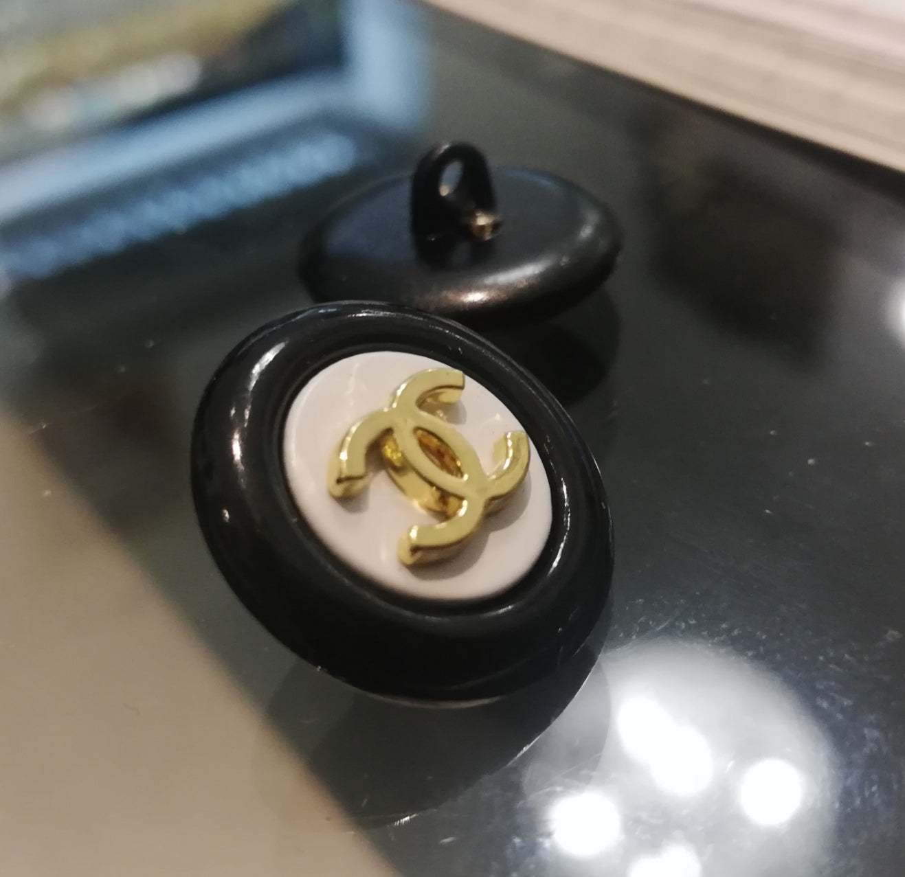 1 Buttons black/white&gold 18 mm