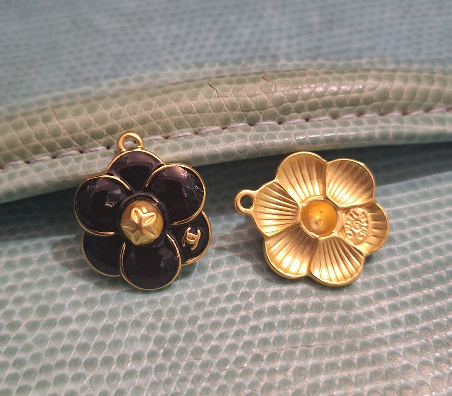 Pendants. Color gold and enemal black. 19/22 mm