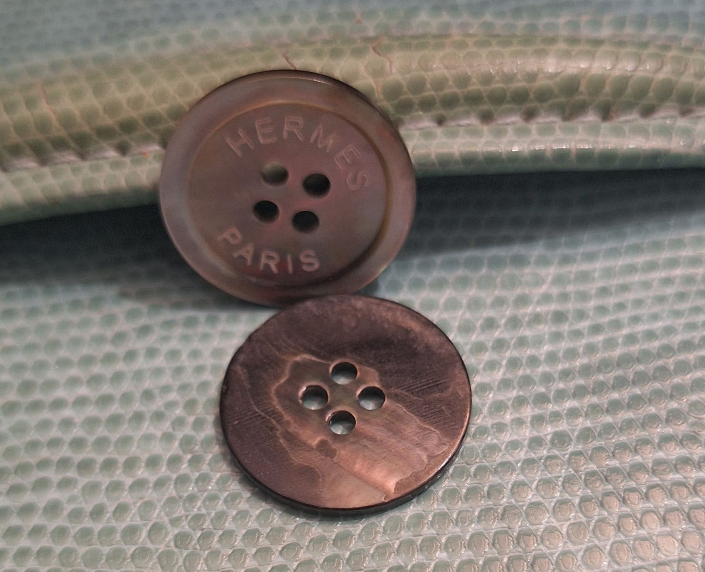Buttons, nacre 23 mm.