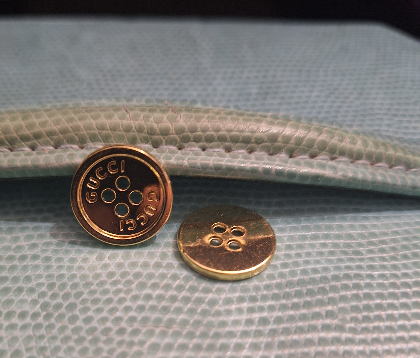 Buttons color gold 17 mm