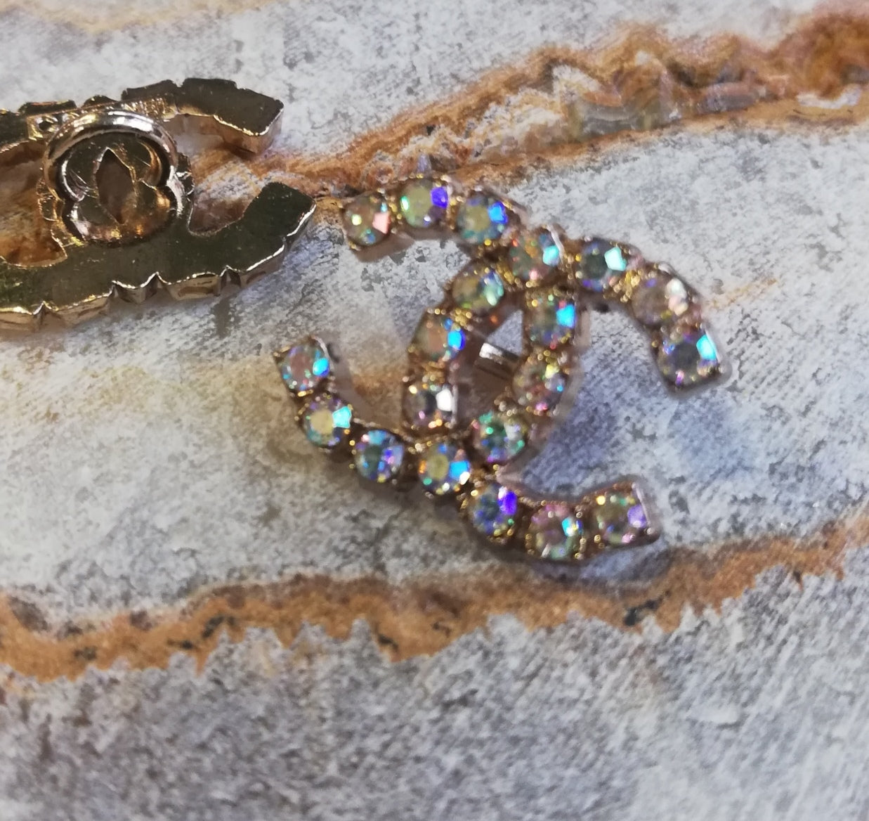 1 buttons 15/20 gold&rhinestones