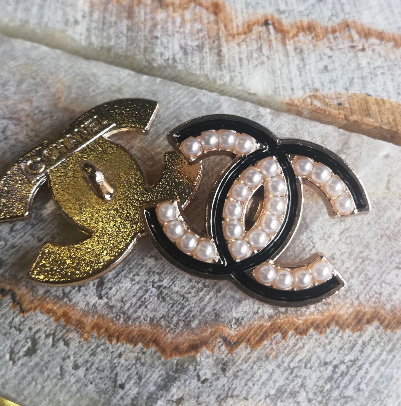 1 buttons gold/black&pearl 25/19 mm