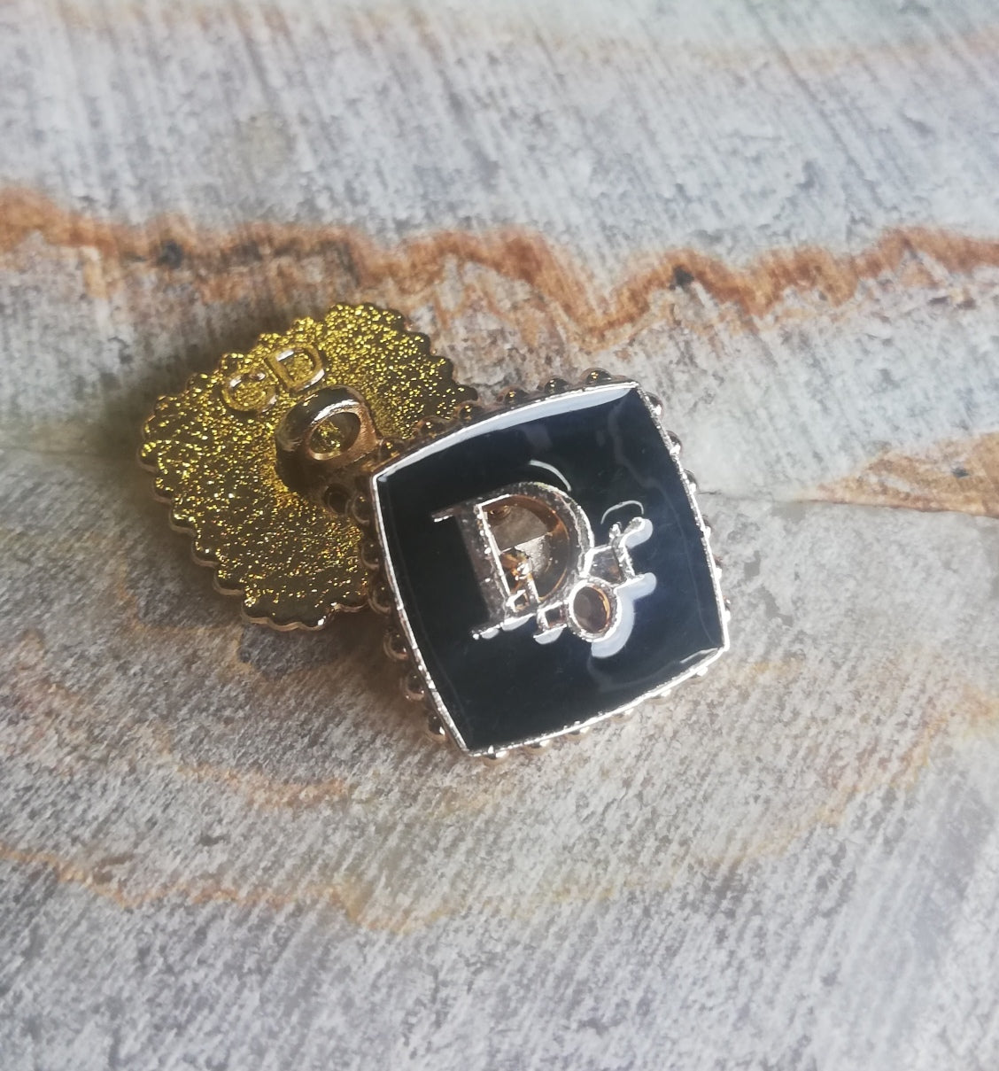 1 buttons gold&black 15 mm