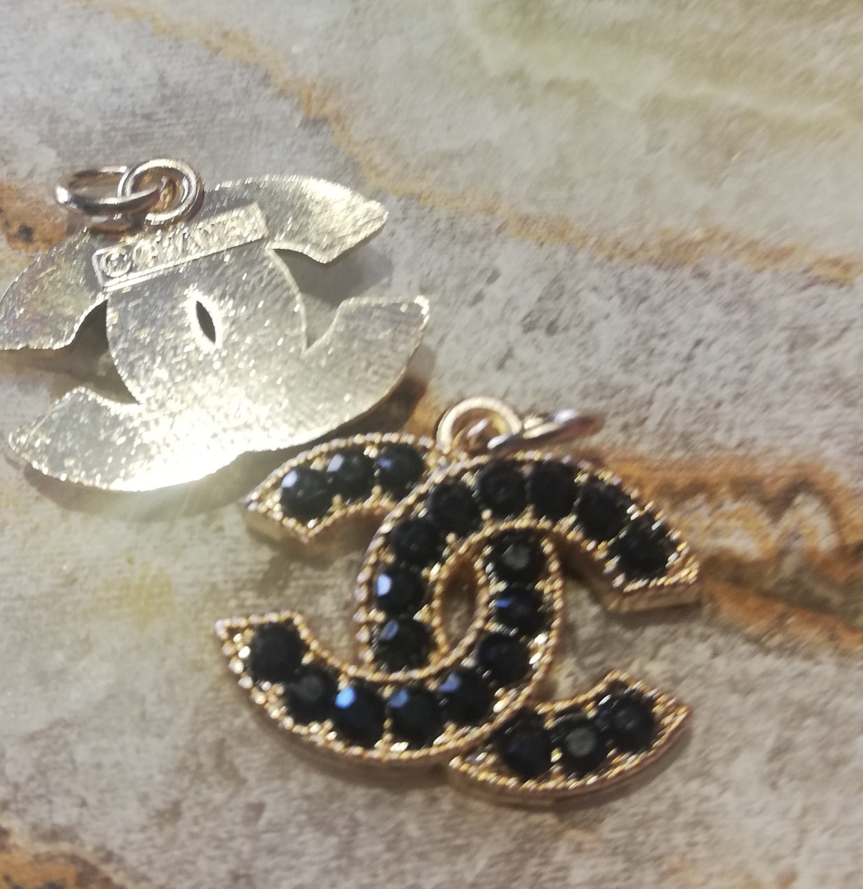 35z. 1 x pendants gold&black rhinestones 16/22 mm