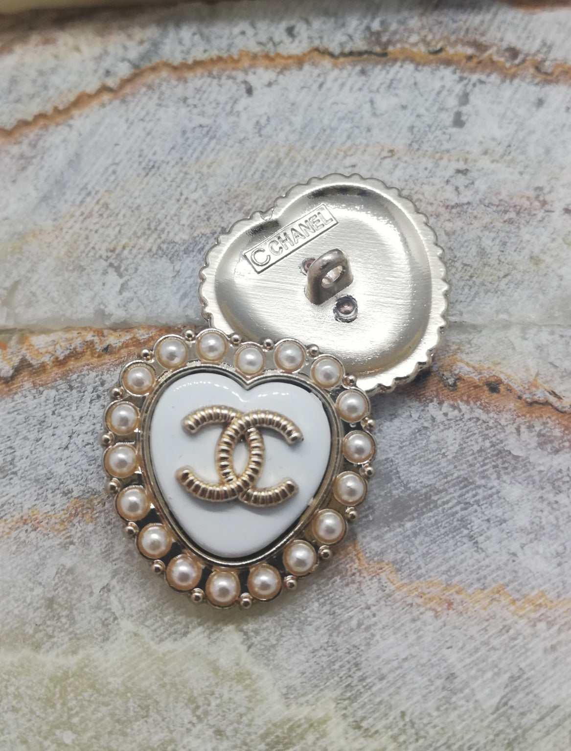 1 Buttons gold/white&pearl 22 mm