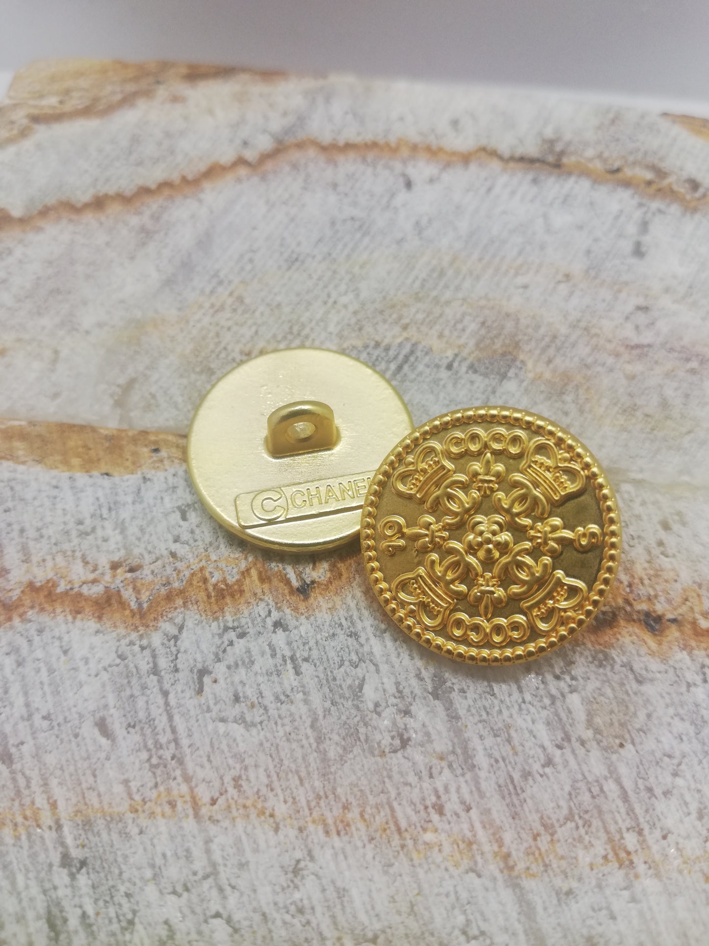 1 Buttons gold 18 mm