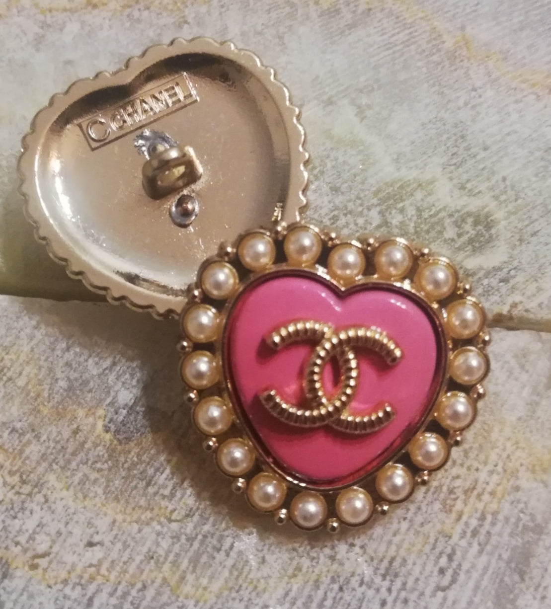 1 Buttons gold/pink& pearl 22m