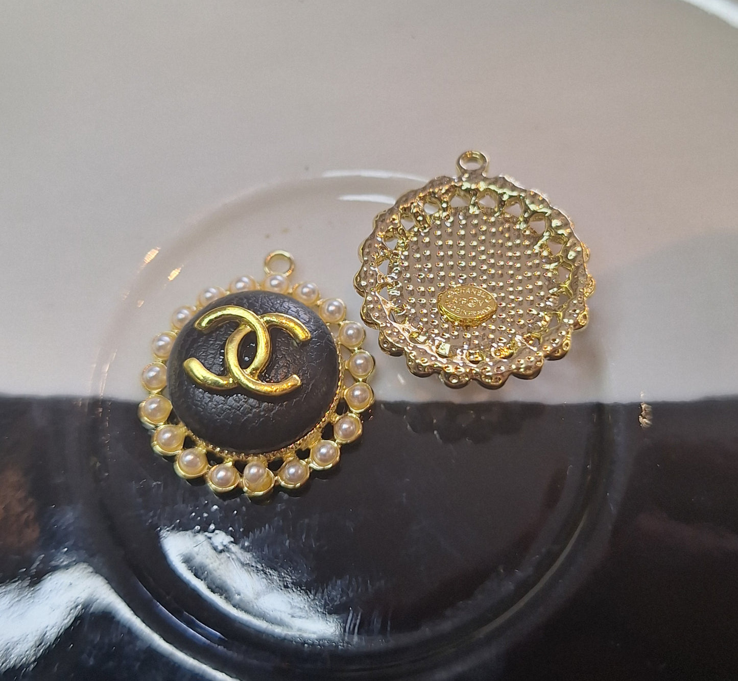 Pendants gold, black, pearls 22 mm