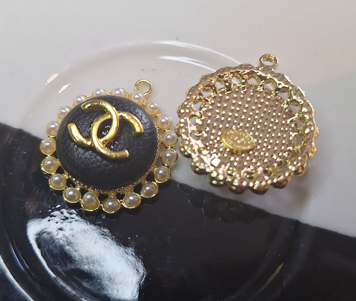 Pendants gold, black, pearls 22 mm