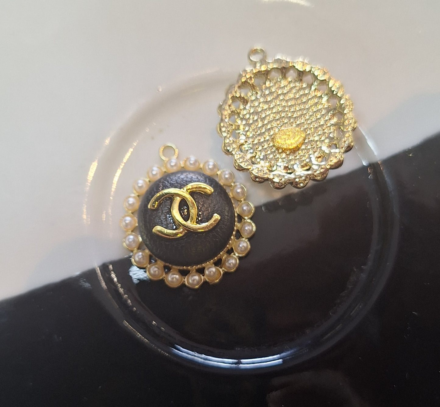 Pendants gold, black, pearls 22 mm