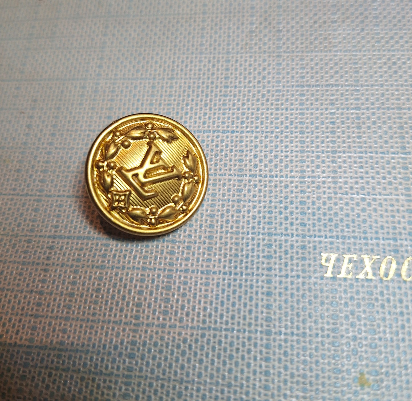 Buttons 1 pieces, color gold. 23 mm