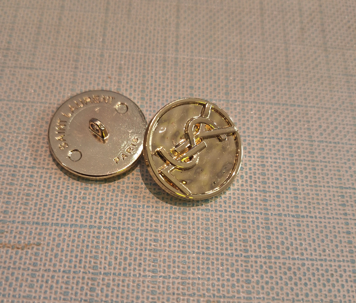 Buttons color gold 23 mm. 1 pieces