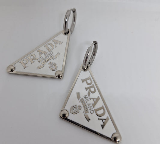 Earings silver color and white enemal. 56/24 mm