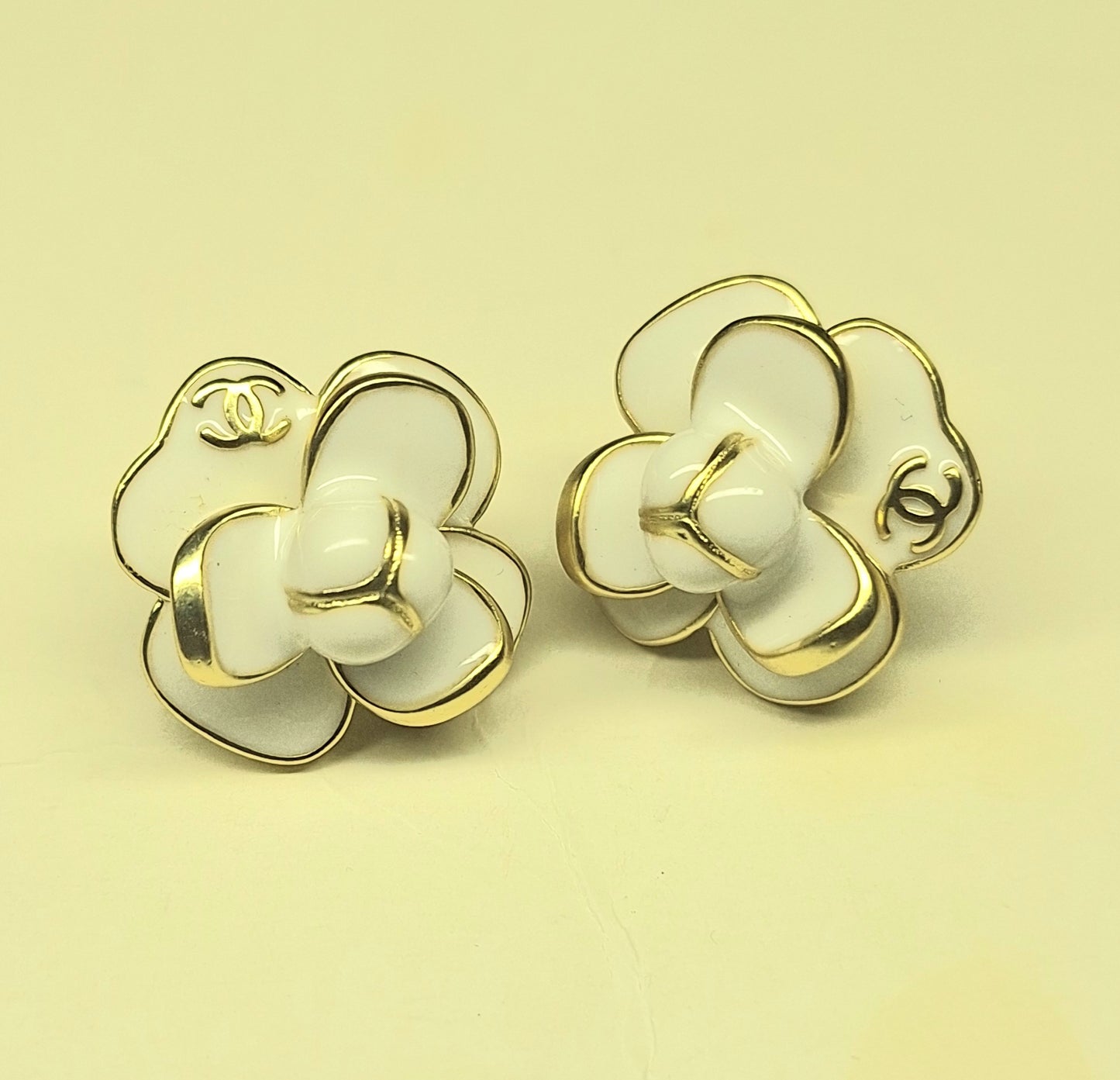 Earrings gold,white enemal, stamped. 20 mm