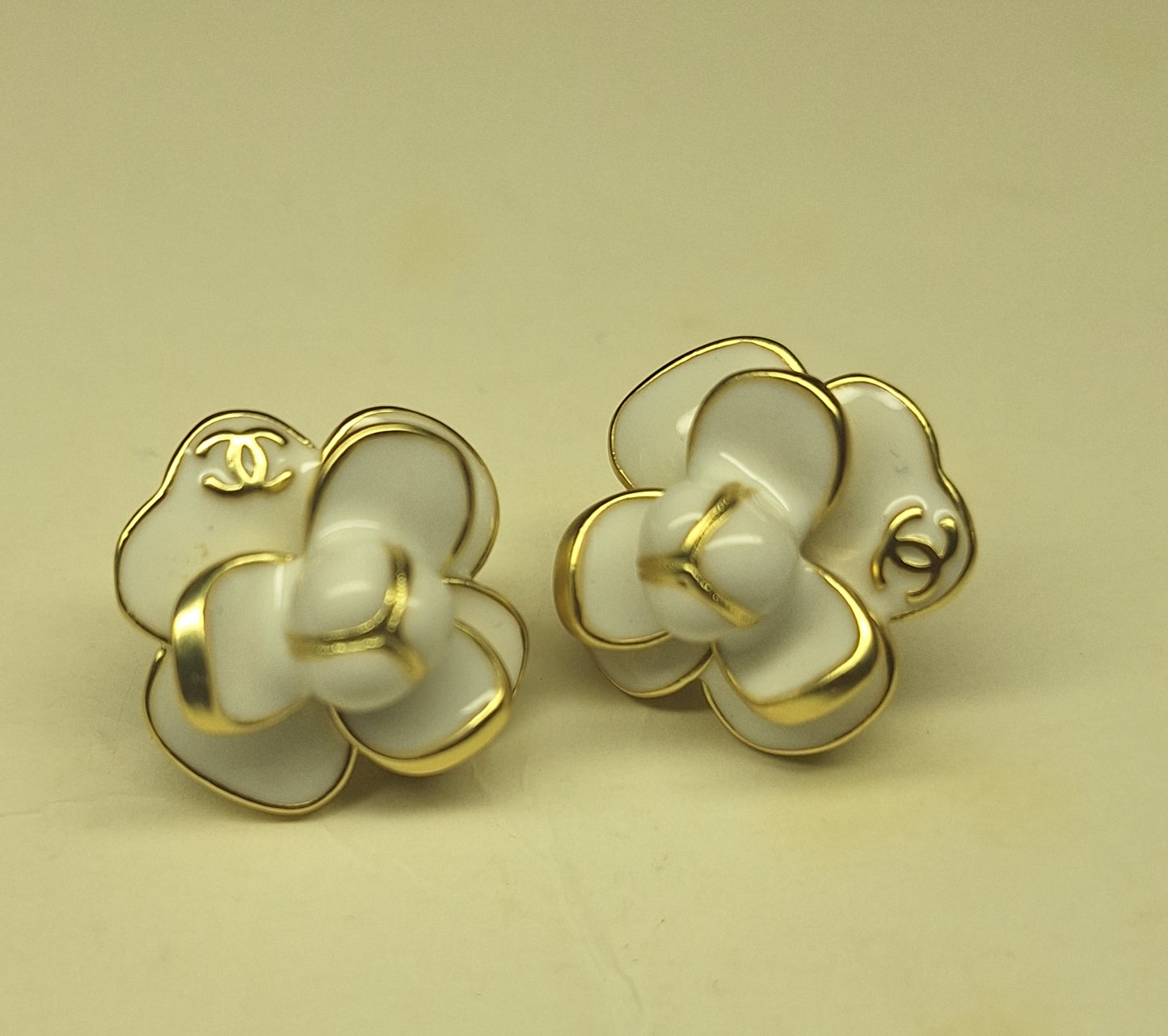Earrings gold,white enemal, stamped. 20 mm