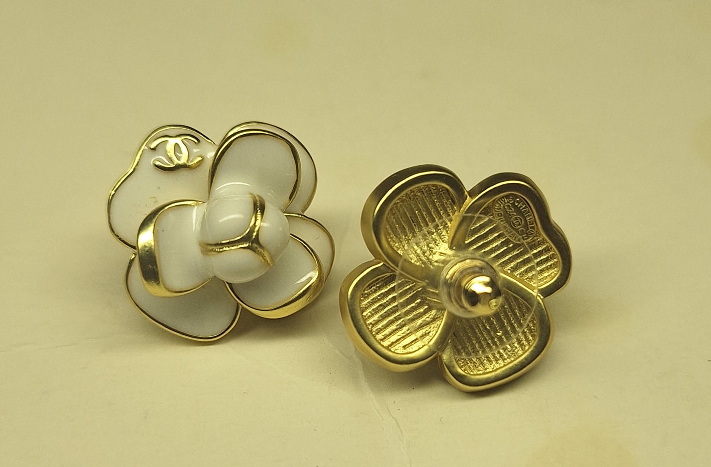Earrings gold,white enemal, stamped. 20 mm