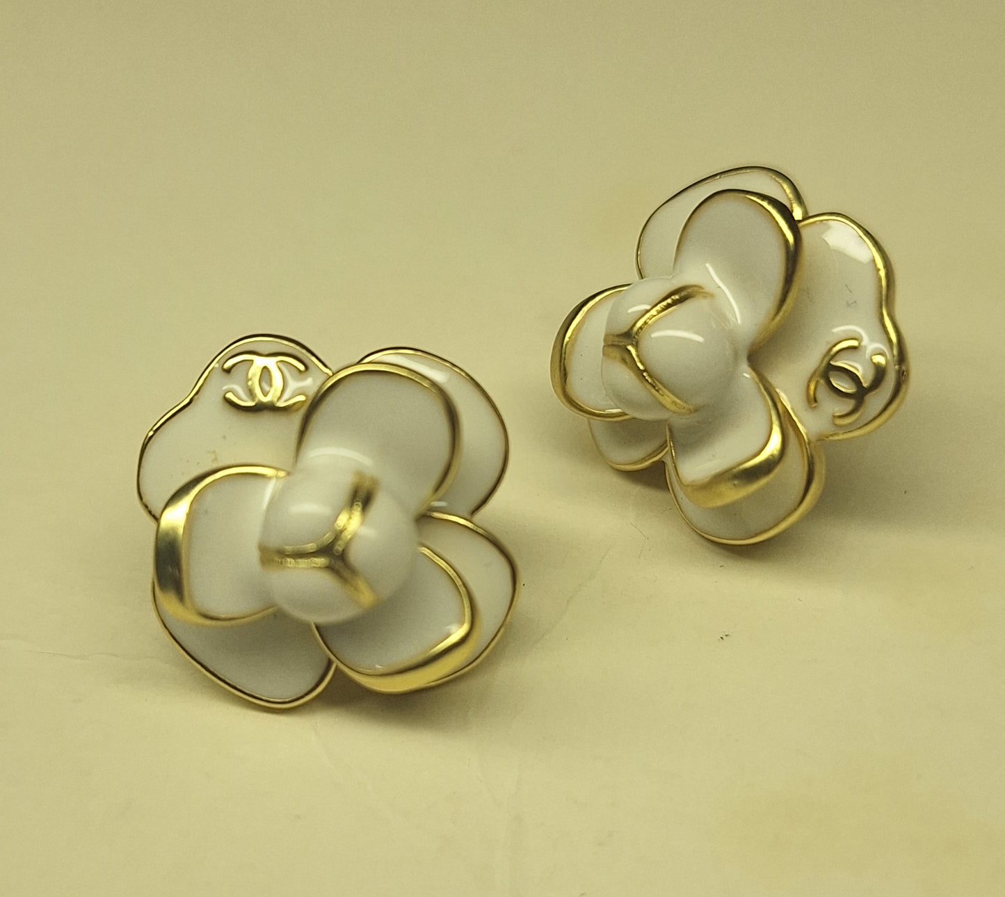 Earrings gold,white enemal, stamped. 20 mm