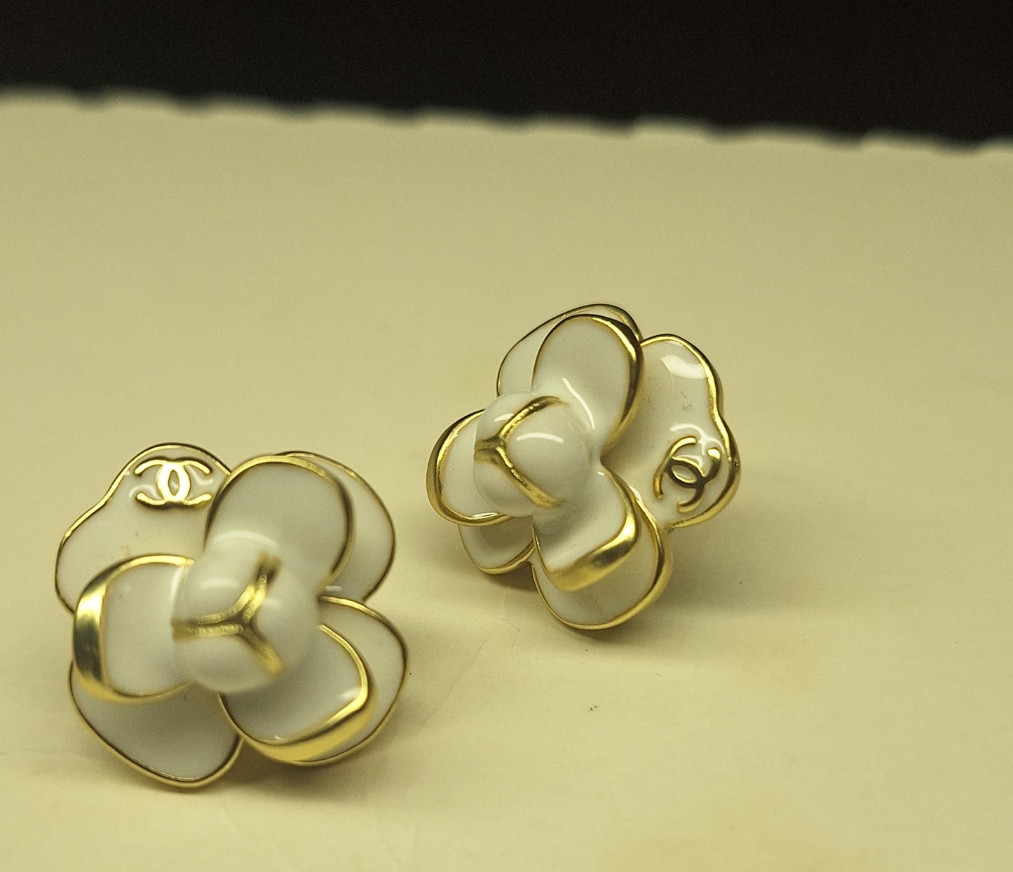 Earrings gold,white enemal, stamped. 20 mm