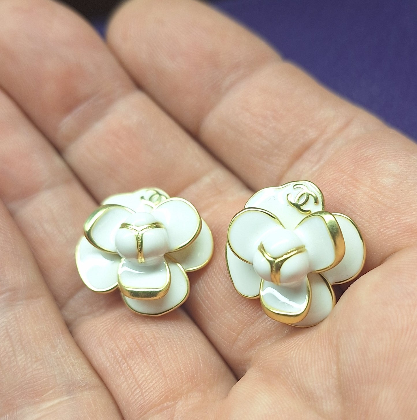 Earrings gold,white enemal, stamped. 20 mm