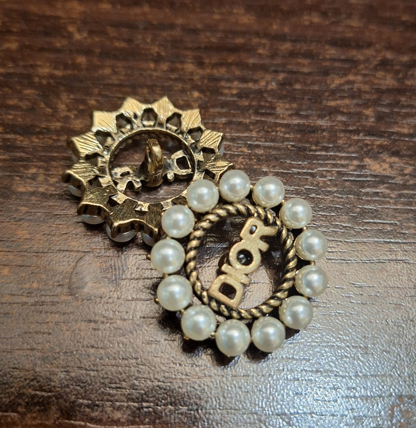 Buttons old gold and pearls. 1 pieces. 28 mm
