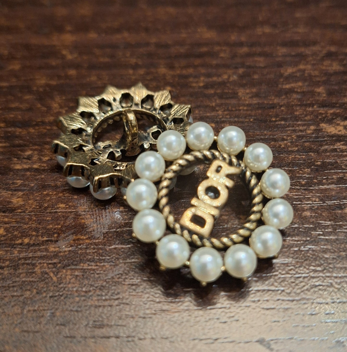 Buttons old gold and pearls. 1 pieces. 28 mm