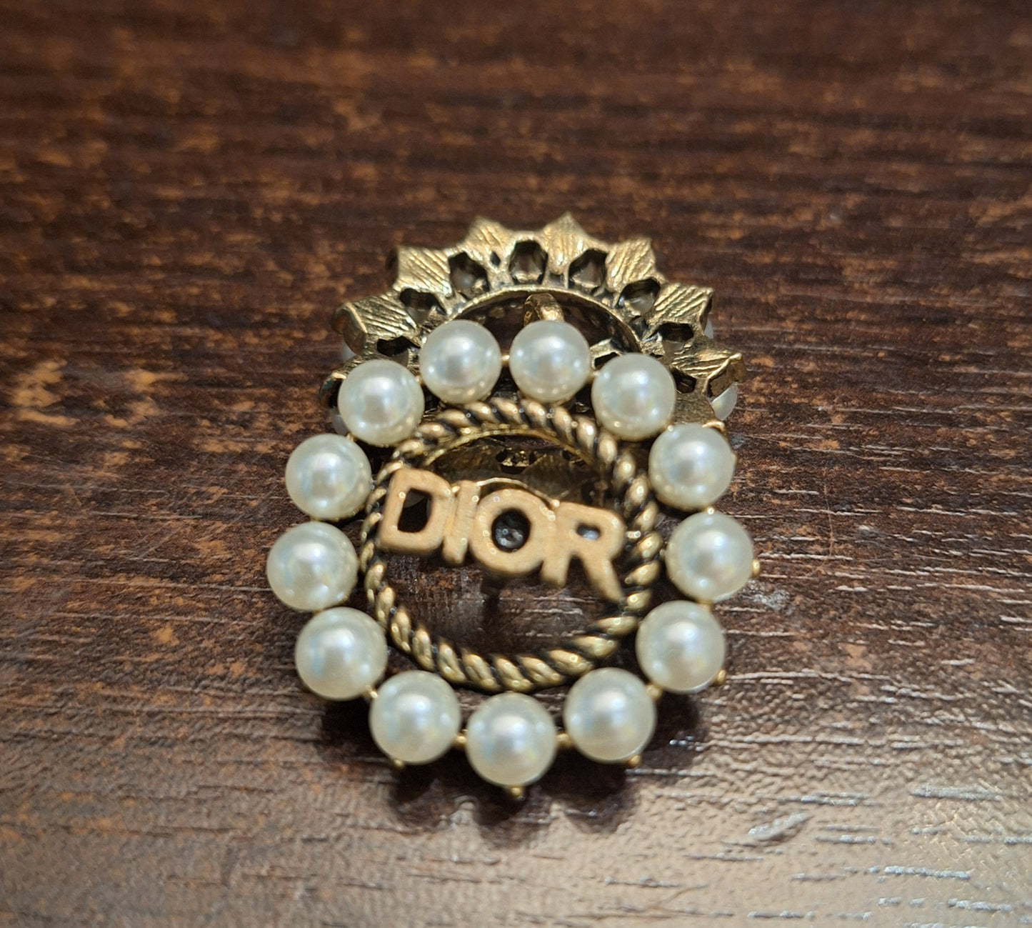 Buttons old gold and pearls. 1 pieces. 28 mm