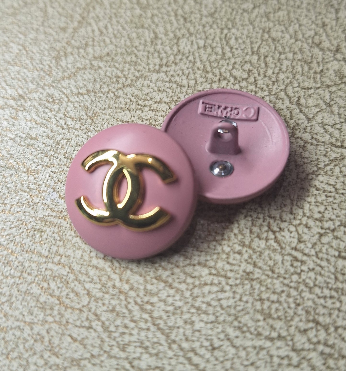 1 buttons metal pink & gold  20 mm