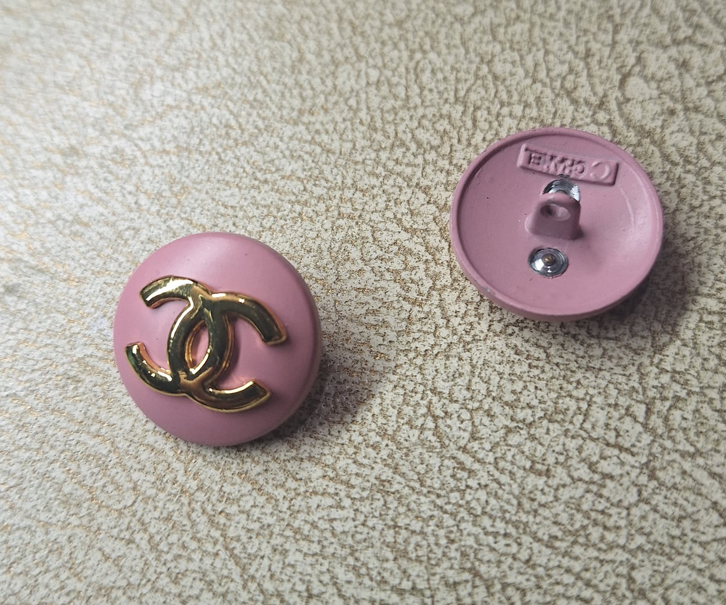 1 buttons metal pink & gold  20 mm