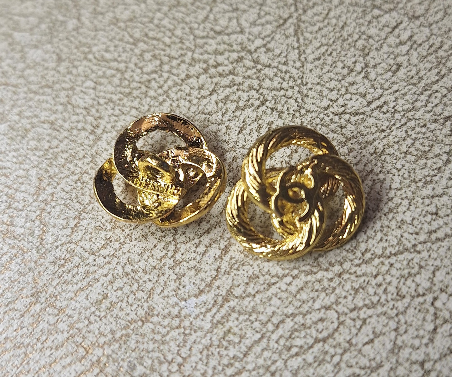 1 buttons gold 17 mm