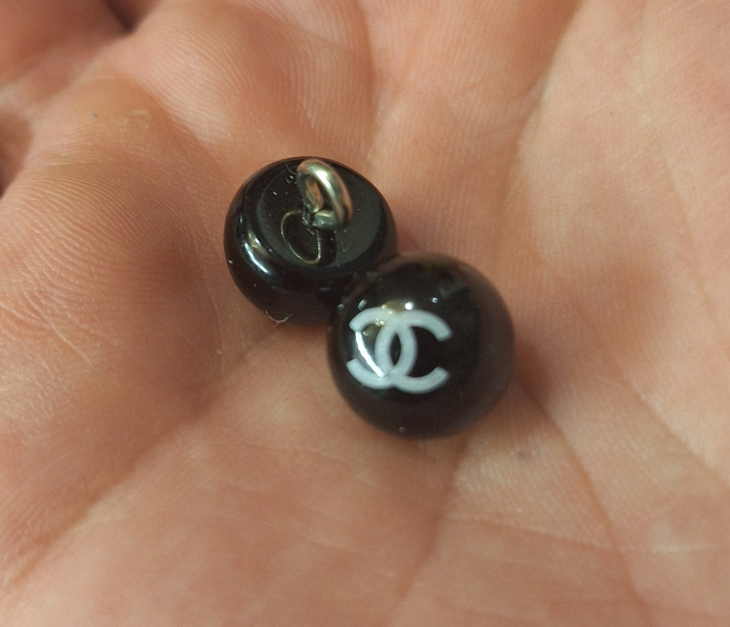 1 buttons black& white logo. 12 mm