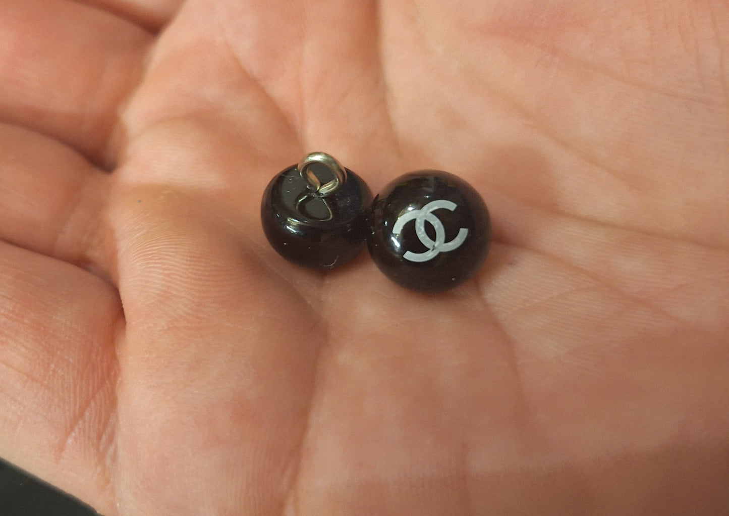 1 buttons black& white logo. 12 mm