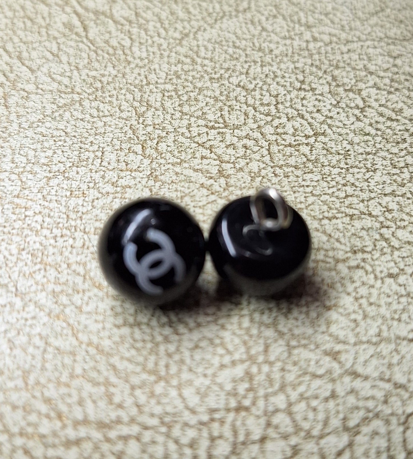 1 buttons black& white logo. 12 mm