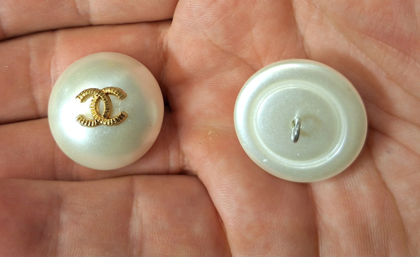 Buttons white & logo gold. 25 mm