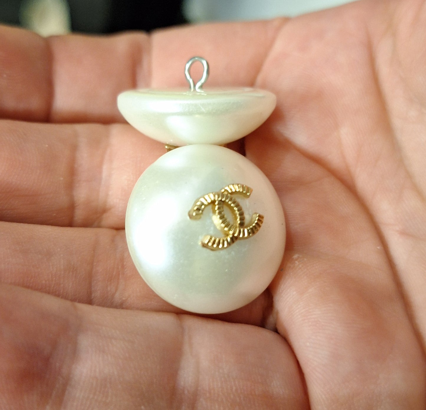 Buttons white & logo gold. 25 mm