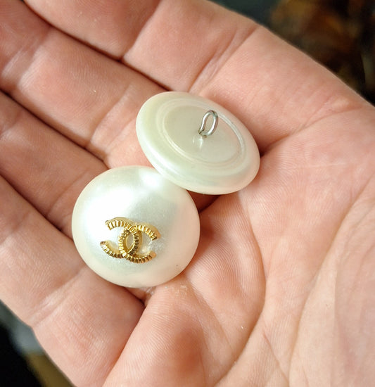 Buttons white & logo gold. 25 mm