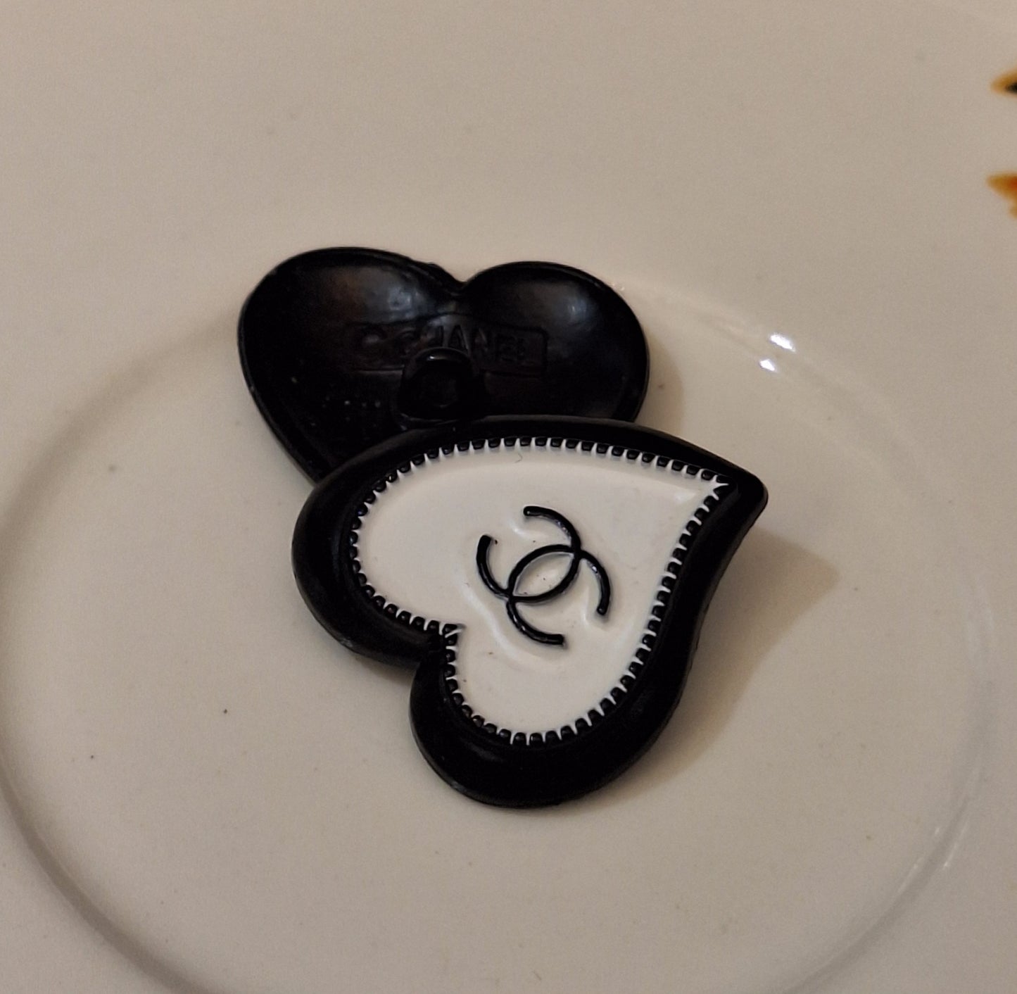 Buttons black & white . 1 pieces. 23/21 mm