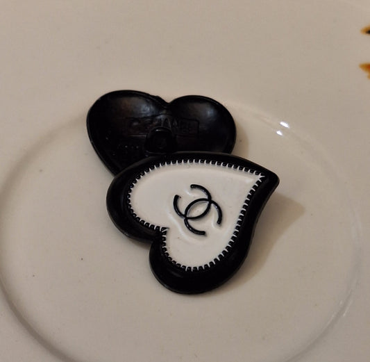 Buttons black & white . 1 pieces. 23/21 mm