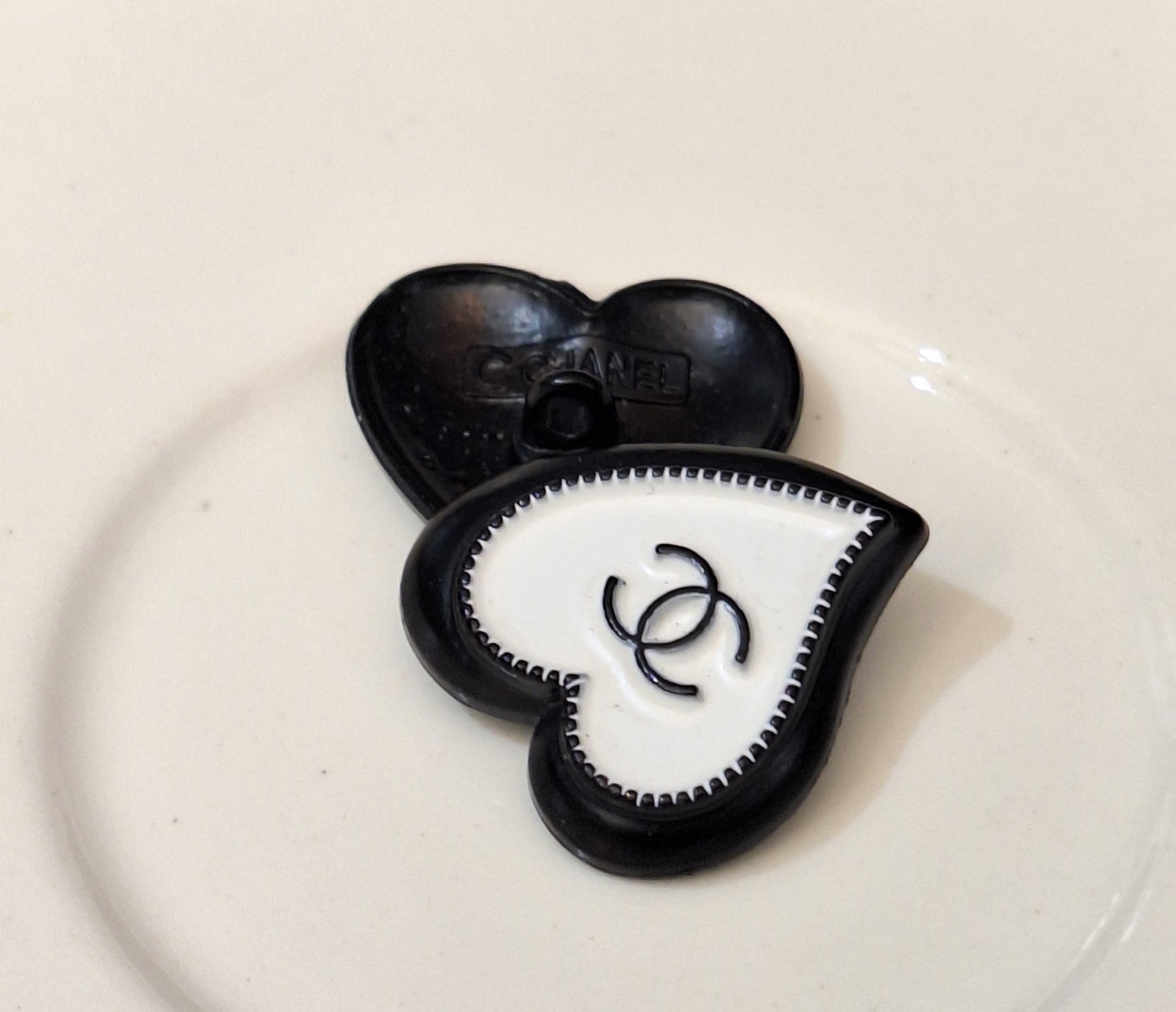 Buttons black & white . 1 pieces. 23/21 mm