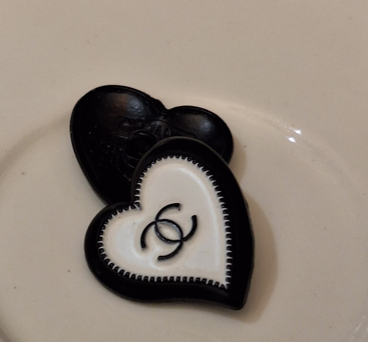 Buttons black & white . 1 pieces. 23/21 mm