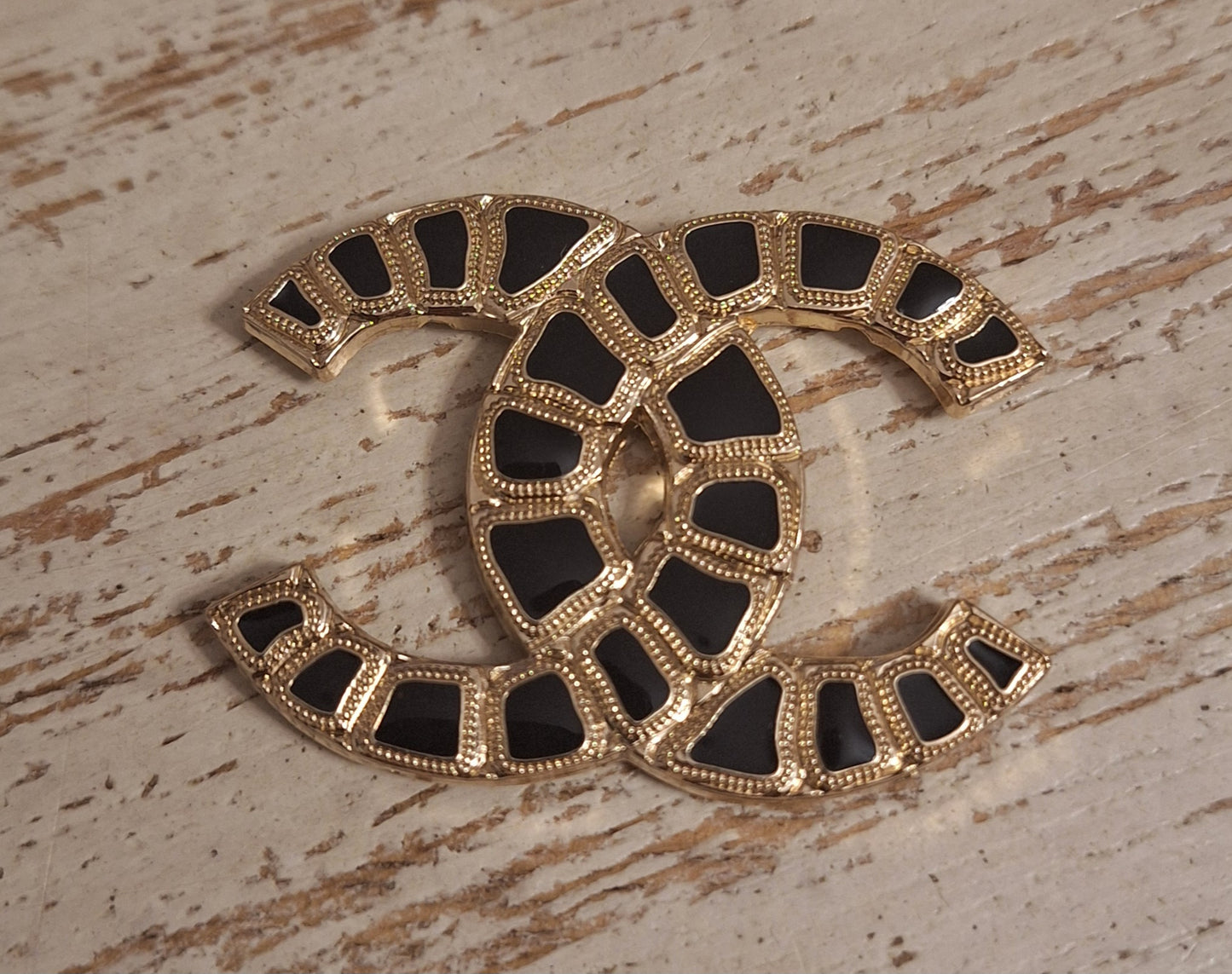 Tab - buttons, Gold & black 36/50 mm. 4 holes