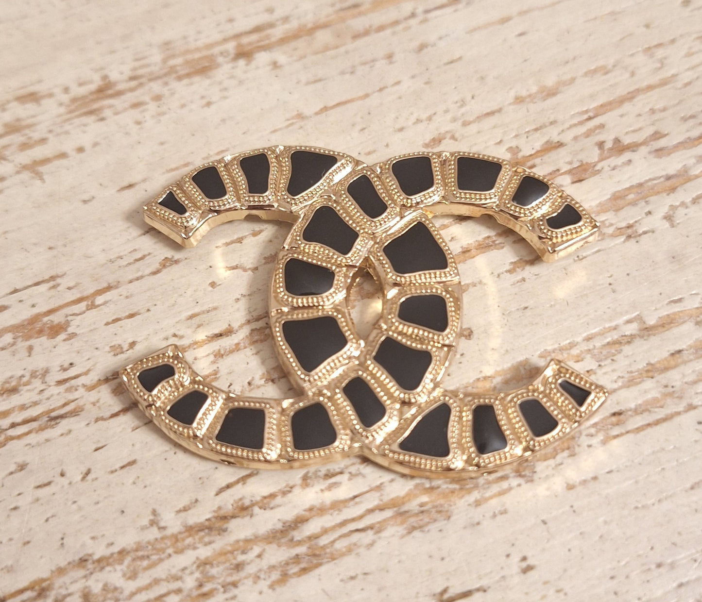 Tab - buttons, Gold & black 36/50 mm. 4 holes